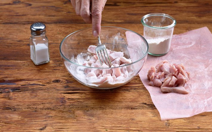 Braten in der Pfanne: Mehl
